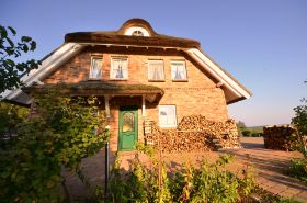.Sonnenkamp Giebelseite mit Kaminholz (4).JPG