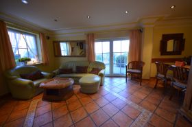 .17b Kirchhaus Wohnzimmer (6).JPG